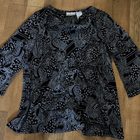 Bundle of Maternity Shirts Size Large - Picture 3 of 5